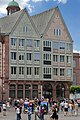 Deutsch: Haus Frauenstein (links) und Salzhaus (rechts), vom Römerberg aus gesehen, 2007 English: House Frauenstein (to the left) and Salt House (to the right), as seen from the Roemerberg, 2007