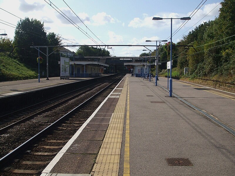 File:Gidea Park stn slow westbound look west.JPG