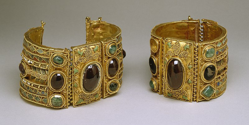 File:Greek - Bracelets from the Olbia Treasure - Walters 57375, 57376 - Group.jpg