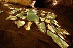 Fontaine de gours, dans la grotte de Saint-Marcel, en Ardèche. (définition réelle 3 888 × 2 592)
