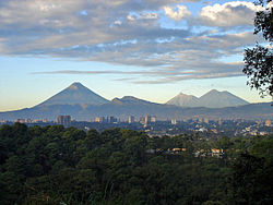 Veduta di Città del Guatemala con i vulcani "Agua", "Fuego" e "Acatenango" sullo sfondo