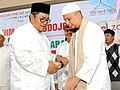 Gubernur Jawa Barat Ahmad Heryawan bersalaman dengan Ustadz Arifin Ilham di acara silaturahmi Komunitas One Day One Juzz, 8 November 2015, di Masjid Raya Provinsi Jawa Barat