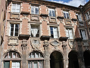 Façade est sur la cour intérieure.