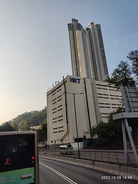 File:HK KMBus 290X tour view 400 TWD Kwai Tsing 青山公路 Castle Peak Road 葵涌 Kwai Chung October 2022 Px3 08.jpg