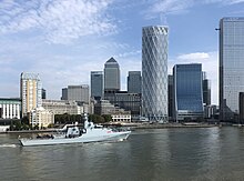 HMS Tamar navegando além de Canary Wharf