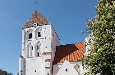 Tornet från 1400-t med nischer och stödpelare