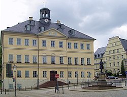 Hainichen, Rathaus und Gellert-Denkmal.jpg