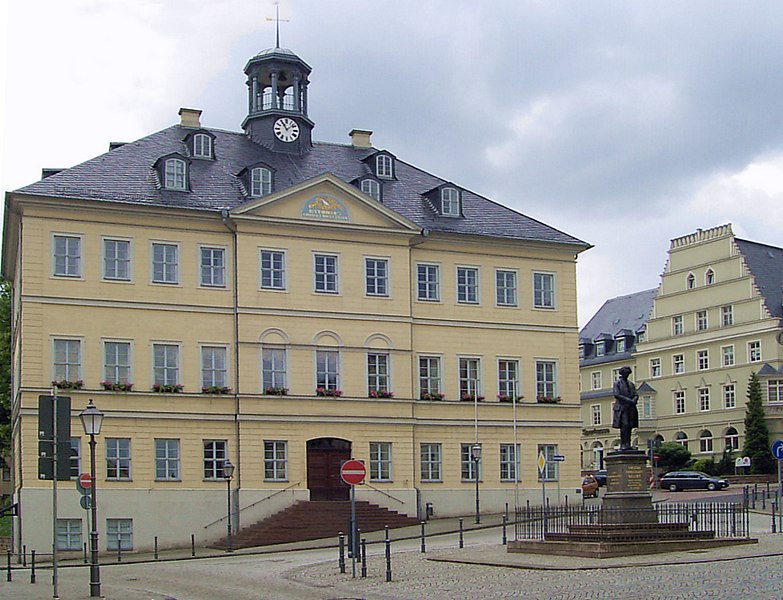 File:Hainichen, Rathaus und Gellert-Denkmal.jpg