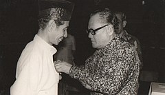 Hamid Mydin is awarded the Khir Johari Gold Medal by the Malaysian Sepak Raga Association on 7 August 1977. Hamid Maidin menerima pingat daripada Khir Johari.jpg