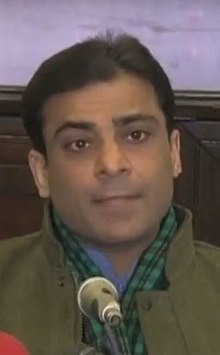 Hamza Shahbaz bei einer Pressekonferenz.jpg