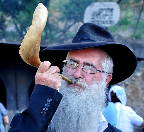 Haredi man blowing a Shofar.jpg