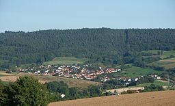 Rotensee, Ortsteil von Hauneck. Im Hintergrund der Mühlberg