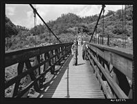 Mijnwerkerskinderen die de brug oversteken van hun huis naar Hazard (Kentucky), juli 1940