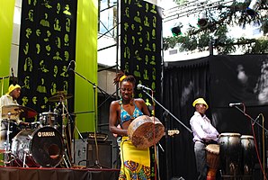 Hope Masike, Harare Uluslararası Sanat Festivali'nde, 2012