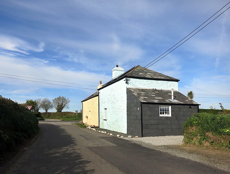 File:House at Kersbrook Cross - geograph.org.uk - 4534791.jpg