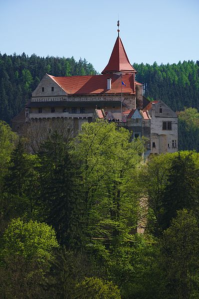 File:Hrad Pernštejn od severu, Nedvědice, okres Brno-venkov.jpg