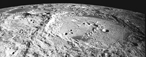 Barnard (links) und Humboldt (rechts) auf einer Aufnahme von Apollo 15