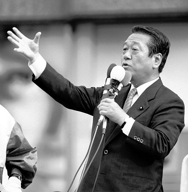 Making a campaign speech for members of the Liberal Party in Hokkaido on 18 July 2001