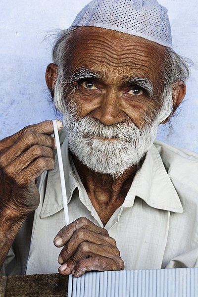 File:India - Delhi old man - 5089.jpg