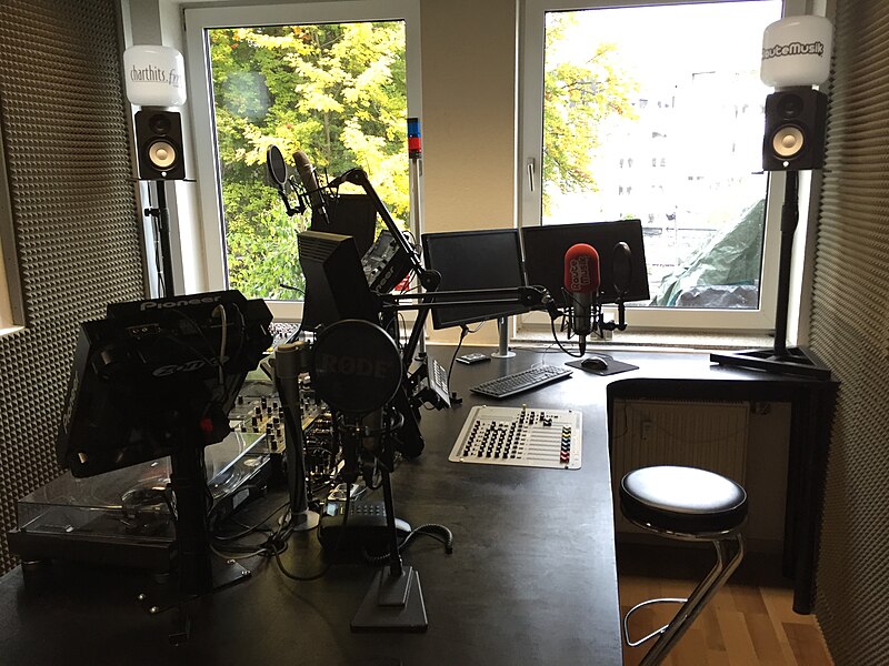 File:Internetradio Studio von RauteMusik.FM.JPG