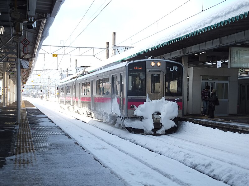 File:JR-E701 Akita color N38 at Omagari Station 20120108a.jpg