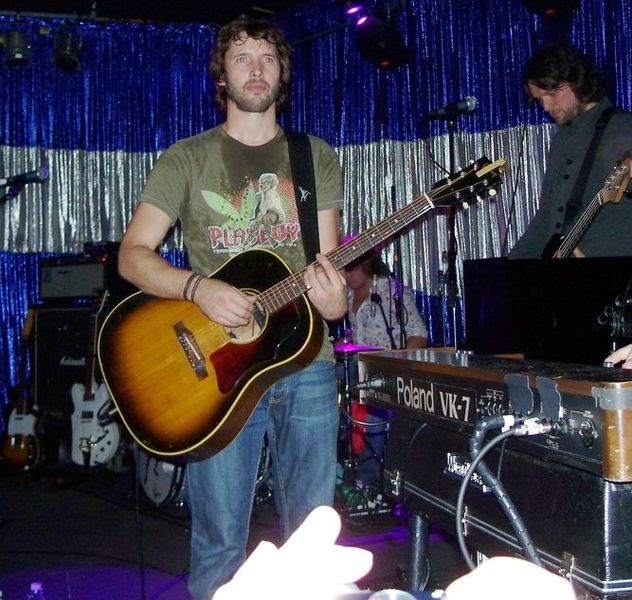 صورة:James Blunt at concert.jpg