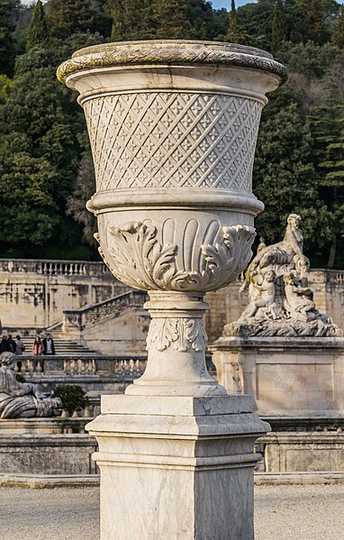 File:Jardins de la Fontaine in Nimes 09.jpg