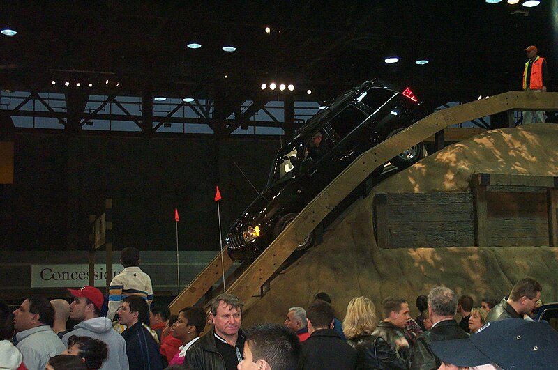 File:Jeep on artificial hill at the Chicago Auto Show.jpg