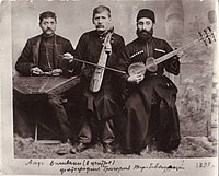 Ashug armeno Jivani con un kaman (al centro) - 1897