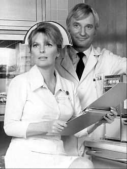Julie London (Dixie McCall) és Bobby Troup (Dr. Joe Early) Emergency! televíziós sorozatban (1971)