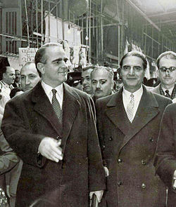 Караманлис (вляво) и Стефанос Нацинас на пазар в Атина