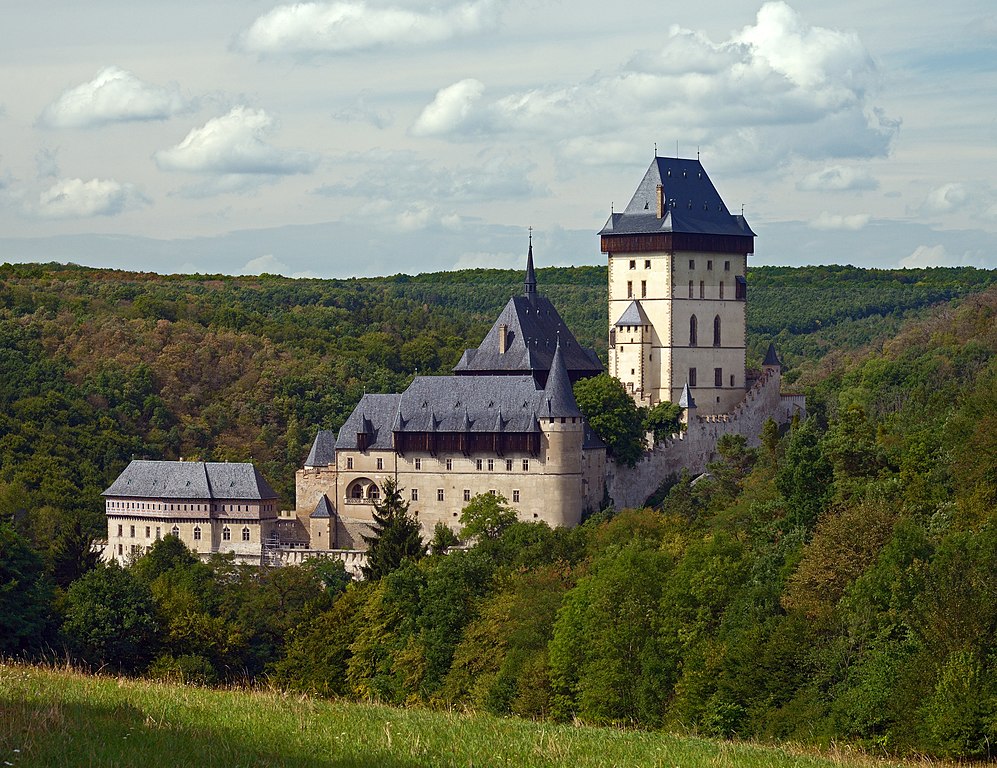 Chateau de Karlštejn entouré d'une épaisse forêt. Photo de Ввласенко