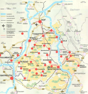 Übersichtskarte mit Bergmassiven, Ortschaften und Verkehrswegen im Fichtelgebirge und im unmittelbaren Umland