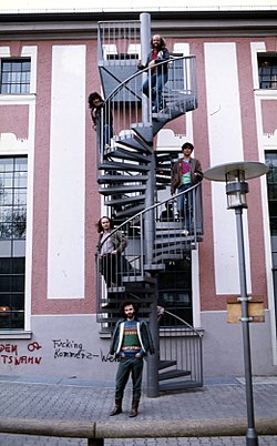 Fentről Gidófalvy Attila, Kocsándi Miklós, Takáts Tamás, Szigeti Ferenc, Kiss Zoltán Zéró. A felvétel az együttes nürnbergi turnéja alkalmával készült 1984-ben (Urbán Tamás felvétele)