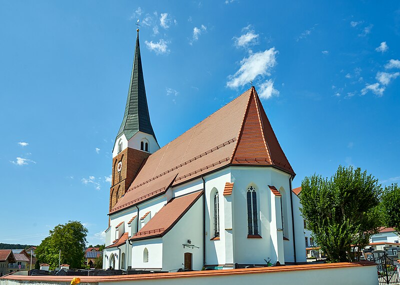 File:Katholische Pfarrkirche Mariä Himmelfahrt Wolfakirchen Haarbach Ansicht von Osten.jpg