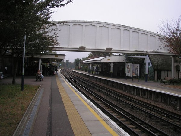 Kew Gardens station (London)