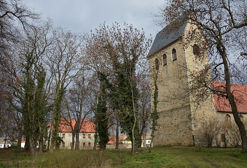 File:Kirchhof Osterweddingen.jpg