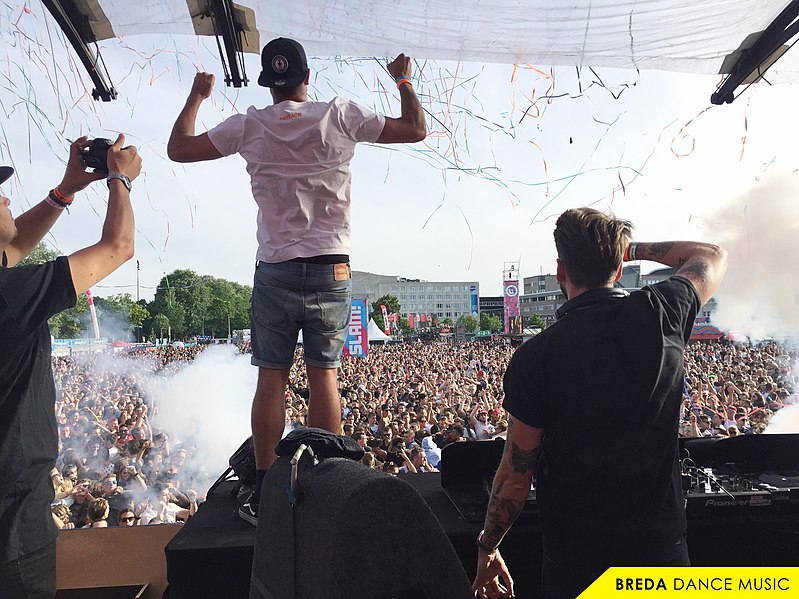 File:Kris Kross Amsterdam live @ Breda Dance Music Festival.jpg