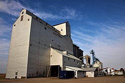 Kyle'daki eski Saskatchewan Buğday Havuzu tahıl asansörü.