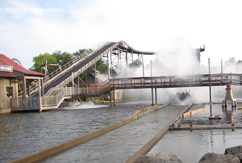 File:LA RONDE, SPLASH, tout le monde est mouillé ^ - panoramio.jpg