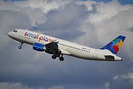 Airbus A320 fra Small Planet Airlines ved Birmingham internasjonale lufthavn.