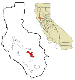 カリフォルニア州におけるレイク郡（右図）およびクリアレイクの位置の位置図