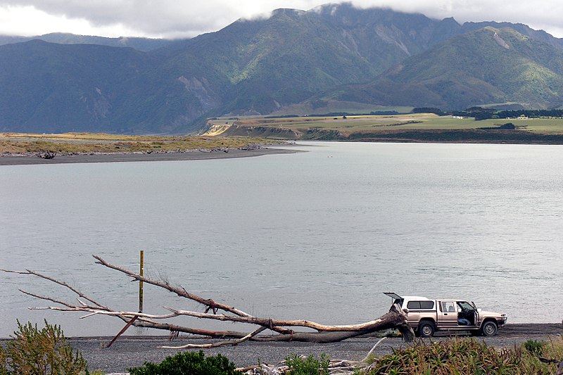 File:Lake Ferry, Wairarapa, December 2005 (71981745).jpg