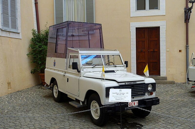 File:Land Rover Santana 109, III Series, SW, 1983, used by Pope John Paul II - Pontifical Palace - Castel Gandolfo - DSC04250.jpg