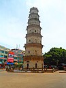 Torni Xuwenin piirikunnan kaupungin liikenneympyrässä.