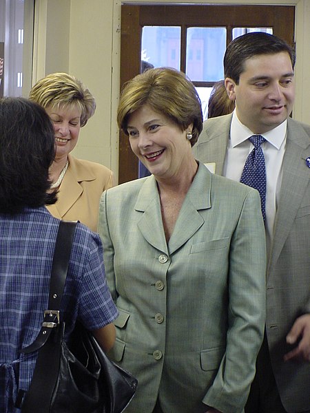 File:Laura Bush campaigning in 2000 (20312163).jpg