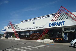 Le terminal des départs et arrivées de l'aéroport de Lorient..JPG