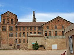 המבנה ששימש לכליאת העצורים במפעל מיל