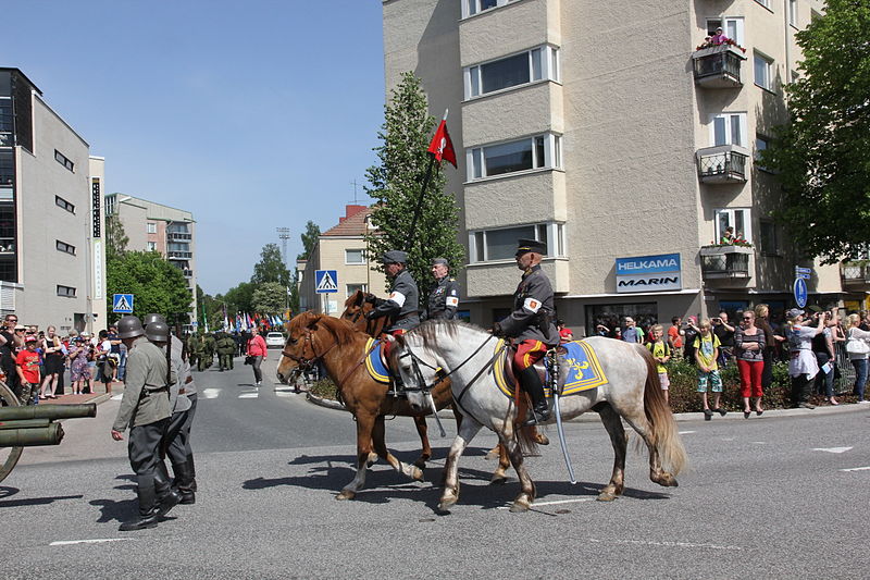 File:Lippujuhlan päivän paraati 2014 045 Perinneosasto rakuunakilta ja tykistökilta.JPG