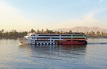 Flusskreuzfahrtschiff auf dem Nil (Ägypten)